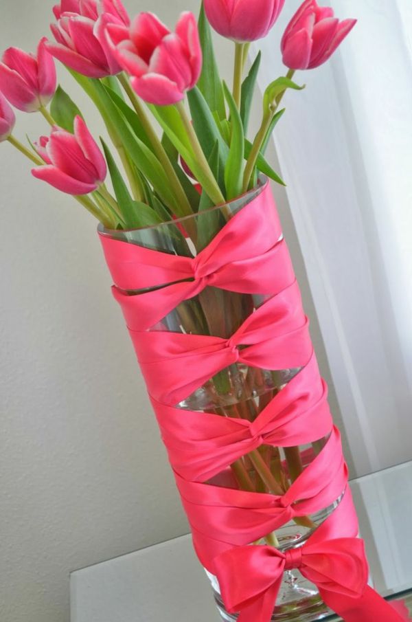 vazos papuošti-tulpės-ir-zyklamenfarbe