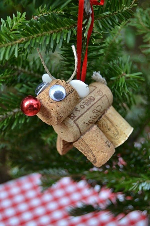 úžasné hračky s nápadmi na drotovanie s korkovými ležadlami visiacimi na vianočný stromček