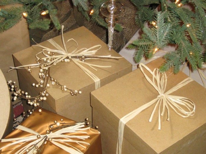 Darčeky v krabičke s vetvičkami zlata so sklenenými korálkami - tvorivé balenie darčekov
