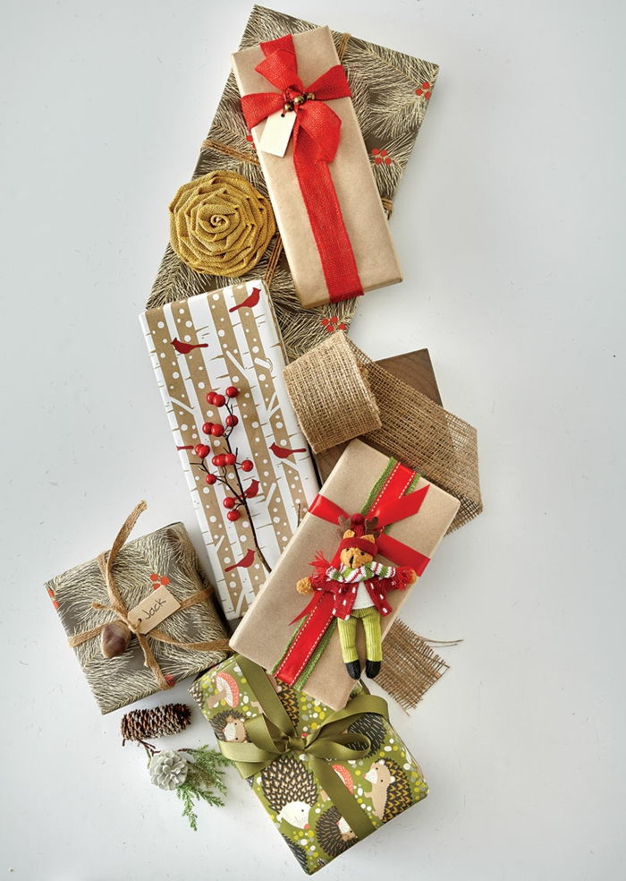 niekoľko vianočných darčekov s vianočnými symbolmi - tvorivé balenie darčekov