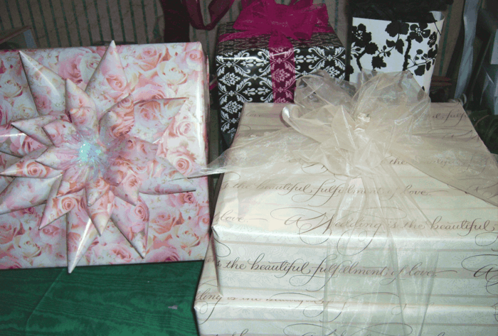 Darčeky zabaliť pokyny s krásnymi stuhami na svadbu