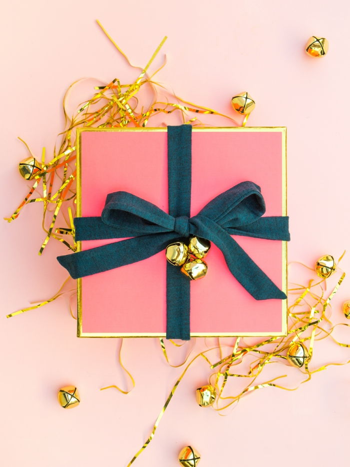 ružový obal so zlatými zvonmi a modrou stuhou - darčekové balíčky Pokyny
