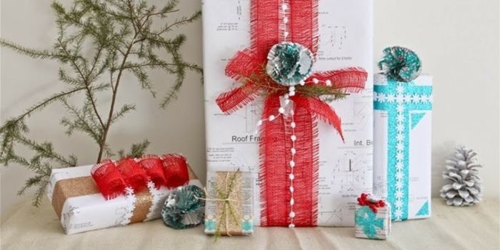 červené a modré stuhy darčeky v bielom balení - darčekové balíky sprievodca