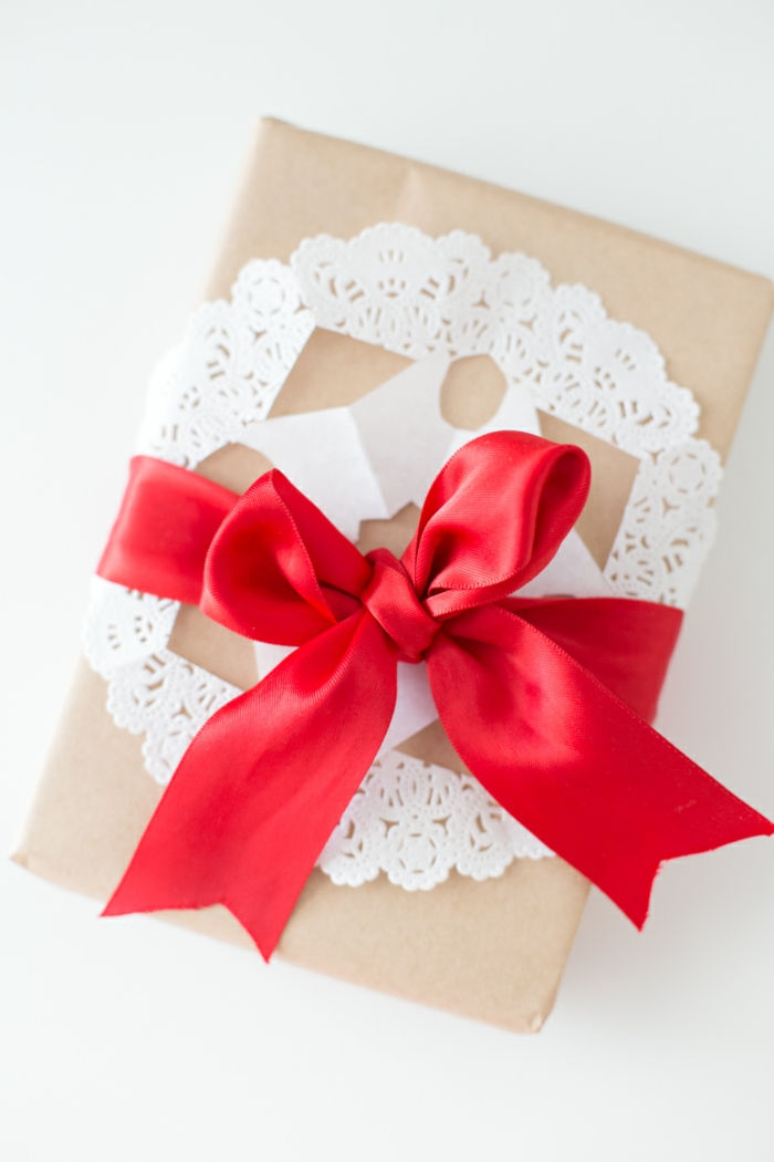 biela čipka a červená stuha jednoduchý dizajn - darčekový balík sprievodca