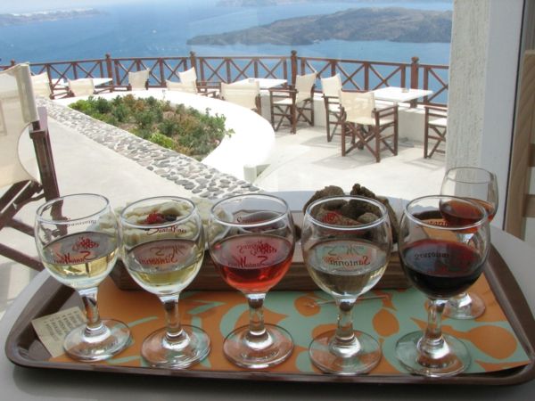 drugačna-vino-v-vinogradu-v-Santorini