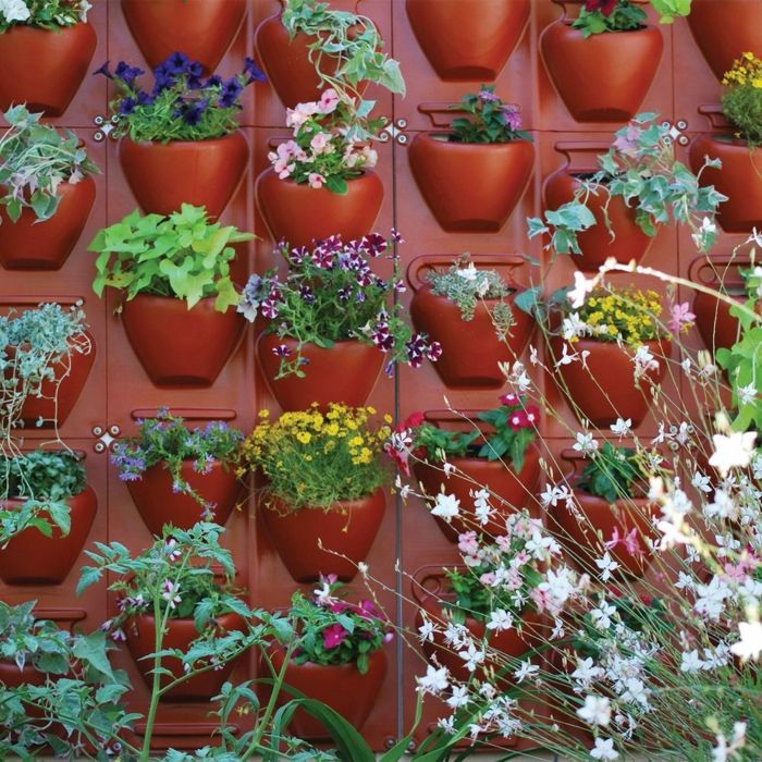 Rastlinska stena, ki se gradi sami - rdeče vgrajene cvetlične lončke iz plastike