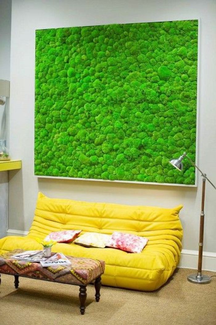 et supergrønt mossbilde som henger på veggen i stuen