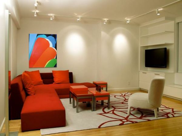 Inspirujące oświetlenie-pomysły-do-salonu-piękna sofa w kolorze czerwonym