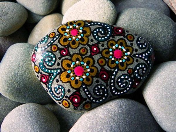 Akmenys kaip dekoracija-for-the-sodo-juoda akmens su gėlėmis