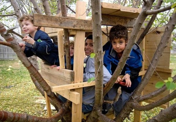veel-kinderen-in-het-huis-spelen - kleine boomtakken