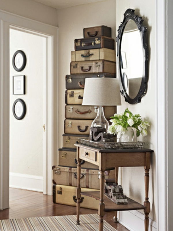 många resväskor i korridoren retro design med en vacker spegel