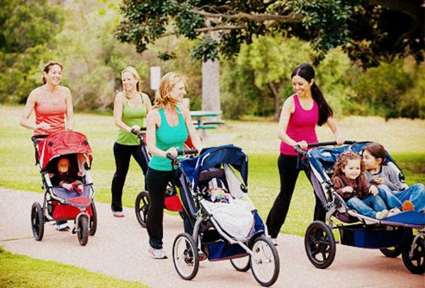 molte madri-run-insieme-a-park-con-loro-piccole-bambini-in-passeggino