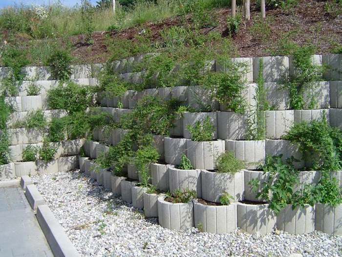 Pažiūrėkite į šią įkvepiančią sodo dizaino idėją - čia rasite keletą gražių betono akmenų