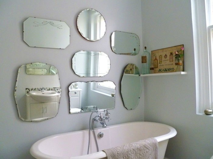 mange-vintage-speil-on-the-wall-in-bad-med-en-retro bad