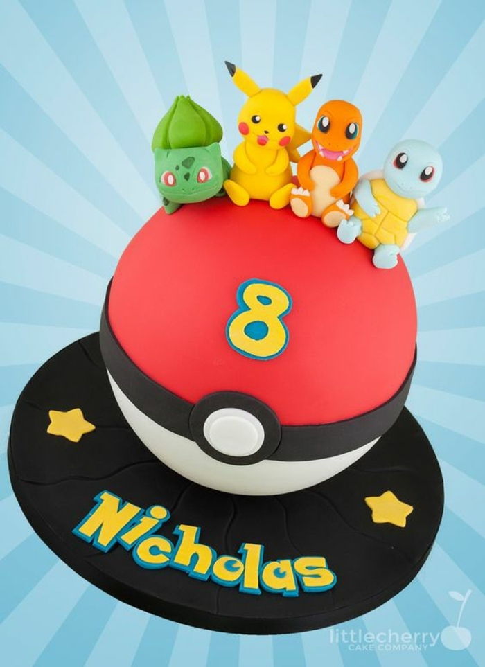 idéia para uma torta de pokemon vermelho com estrelas amarelas, uma pokebola vermelha, manchetes fel e quatro pequenos seres pokemon - charmander, pikachu, bulbasur