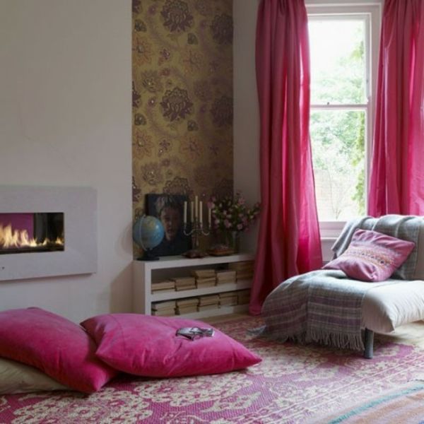 rožinės sėdynės pagalvėlės rytų stiliumi ir rožinės užuolaidos