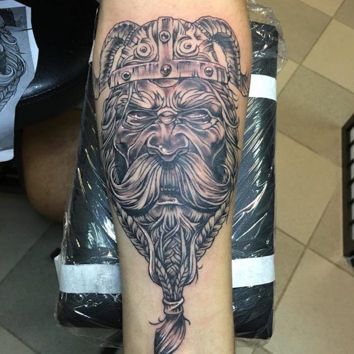 mann, viking, lang bart, hjelm, arm tattoo