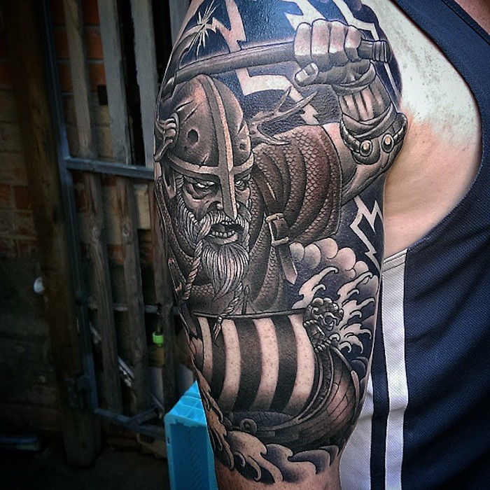 arm tattoo, tatovering i svart og grått, mann med armer, skip