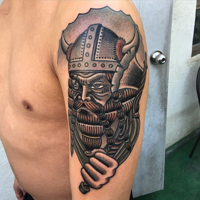 mann, overarm, overarm tatovering, viking, hjelm, våpen