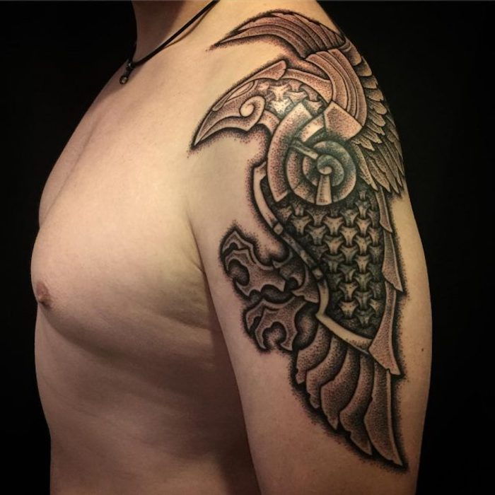 moški, tattoo v črni in sivi nadlaket, ptičja tetovaža