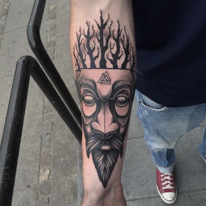tetovaža v črni in sivi barvi, sonce, moški, maska, drevesa