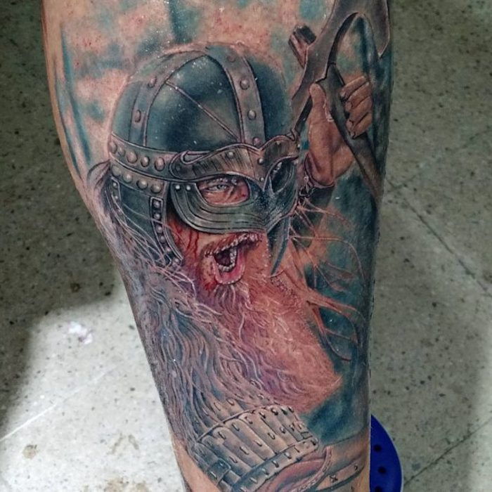fargerik tatovering, mann, viking, hjelm, våpen, rettattoo