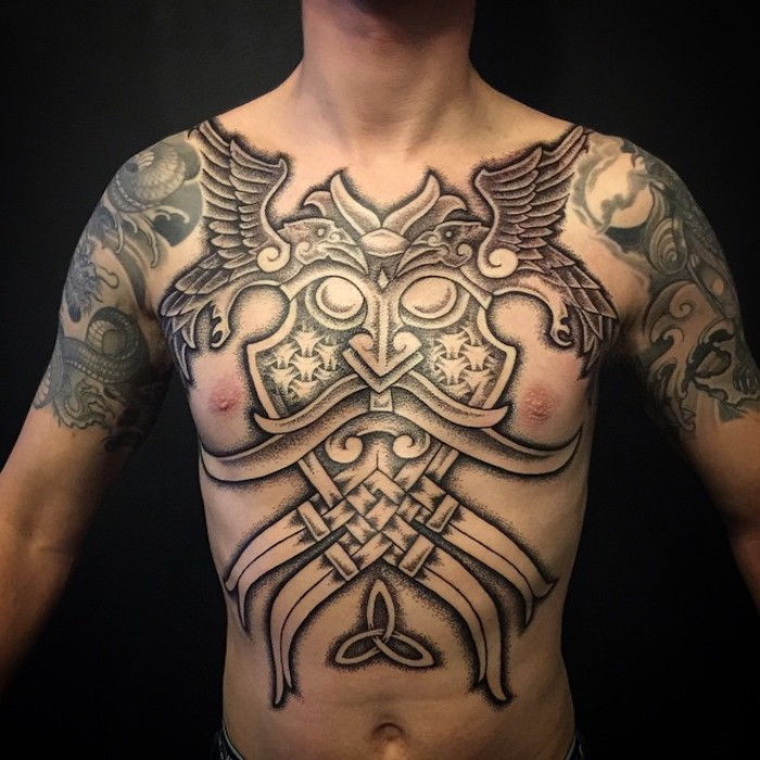 človek, velika tetovaža v črni in sivi barvi, viking