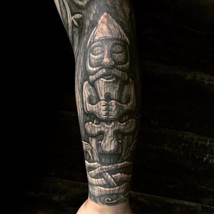 tatoveringshylser i svart og grått, mann, viking tatovering