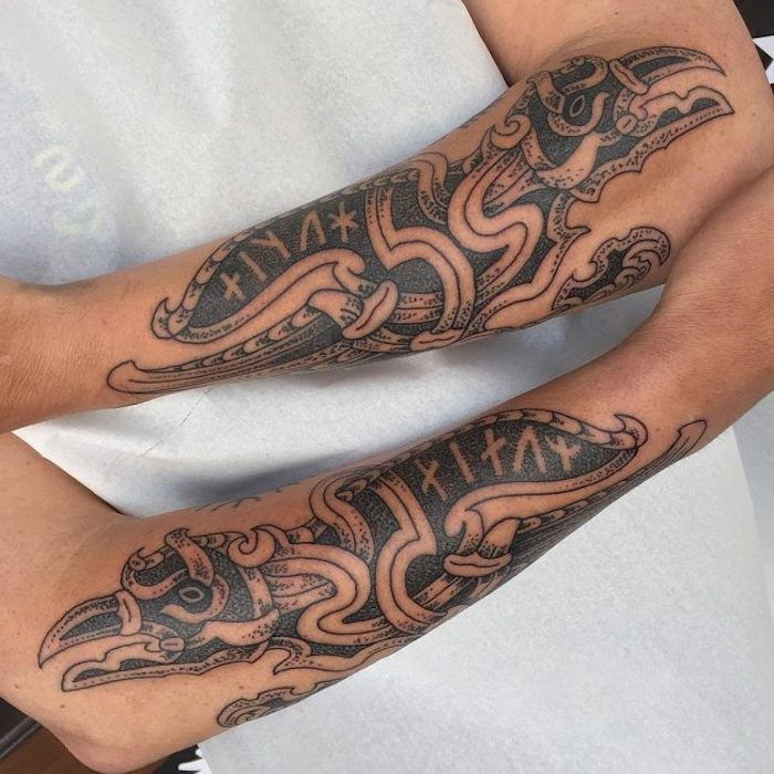 tatoverte underarm, tatoveringer i svart og grått