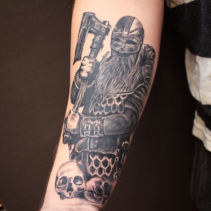 arm tattoo, tatovering, mann med armer og hjelm, skallen