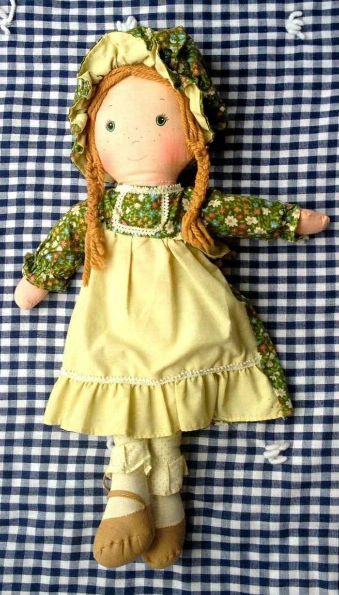 วินเทจ 70 Holly Hobbie เก่าสิ่งทอตุ๊กตาเอมี่สีเหลือง Sarafan-Bonnet