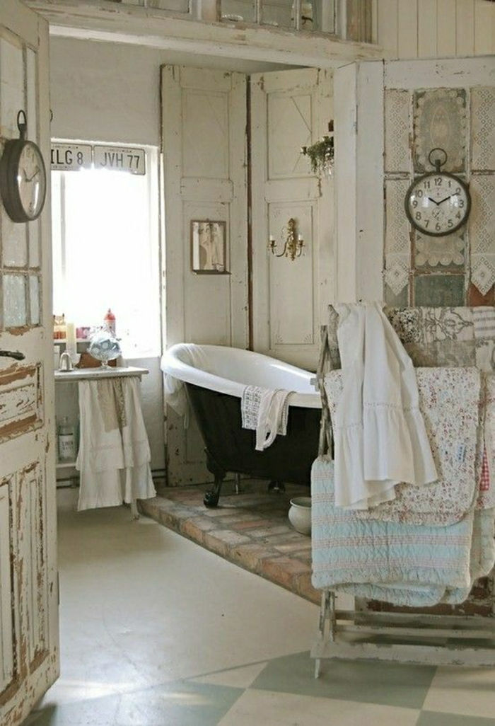 vintage-badrum design gamla väggklockor