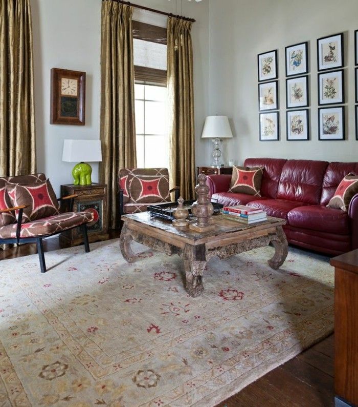 vintage interiør salongbord laget av heltre Carpet med etniske motiver-små-malerier-rød-skinnsofa