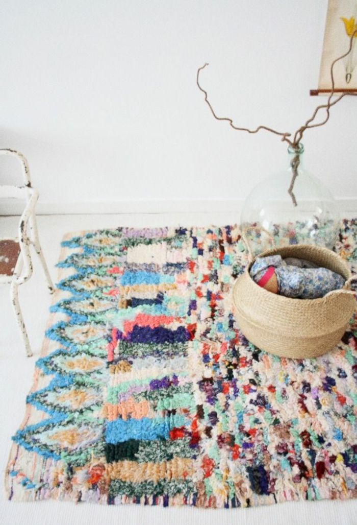 vintage inredning gamla möbler fluffig matta färgglada mönster