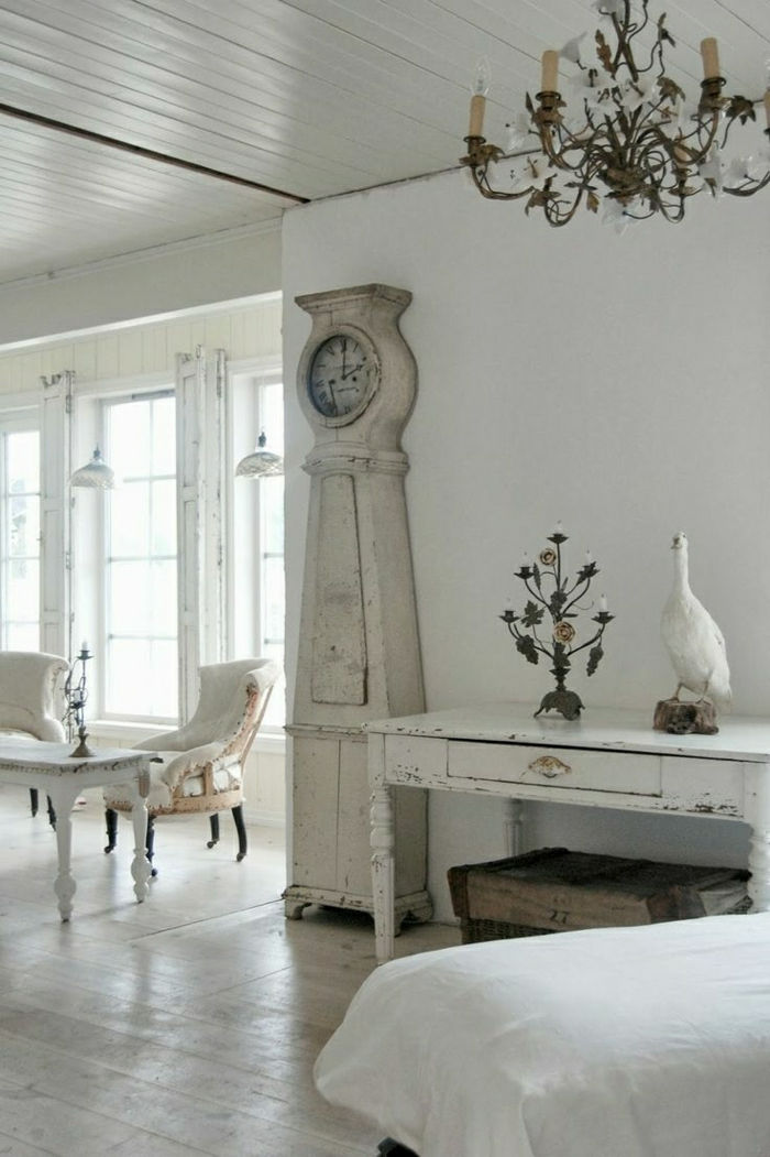 vinobranie interiér a biele staré nástenné hodiny