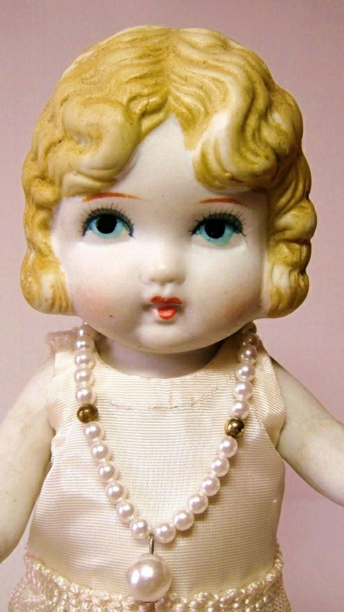 ročník bábika šaty hodváb perlový náhrdelník Blonde