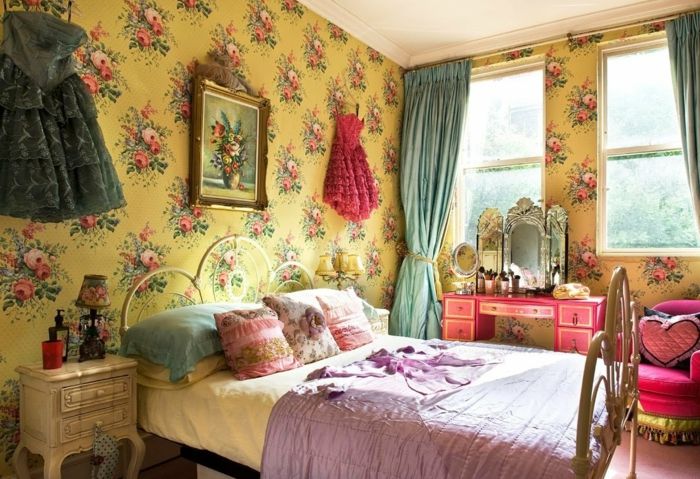 vintage-spálňa-design-veľká posteľ koketná vankúš pekný výjav vinobranie tapety