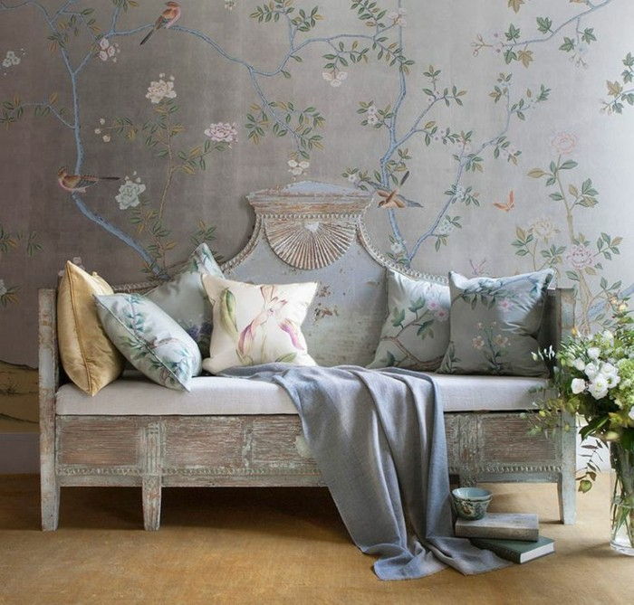 perna de pe canapea de epocă, cu motive florale, motive-tapet albastru-flori-păsări