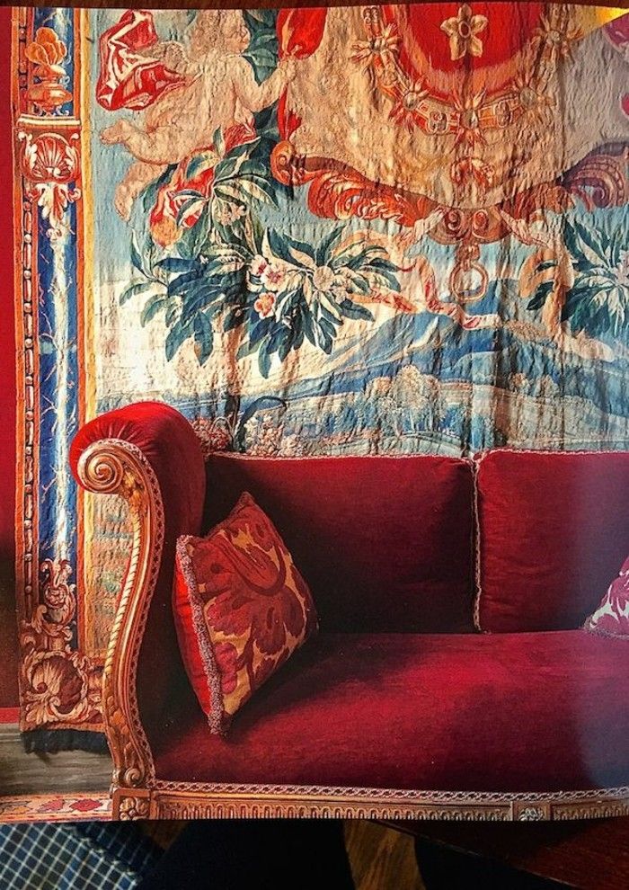 vintage duvar tasarım aristokrat kırmızı ve altın süs eşyaları ile modeli Couch