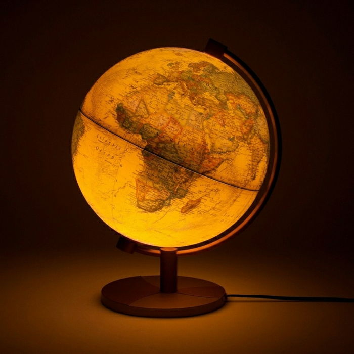 vintage beleleuchteter globus svetilka