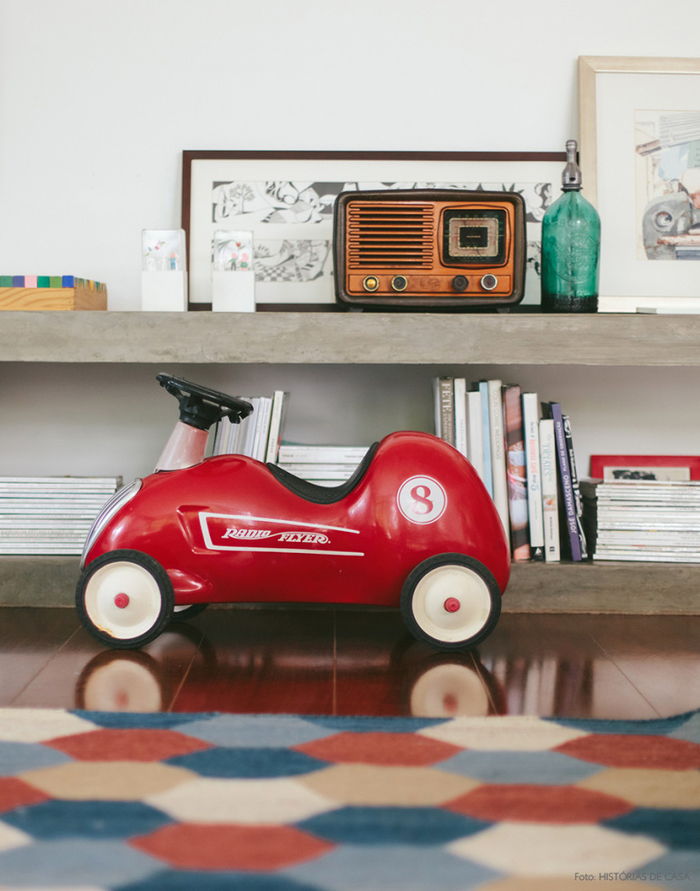 Vintage dekoratyviniai elementai, retro radijas, žaislinis automobilis, knygos ir žurnalai