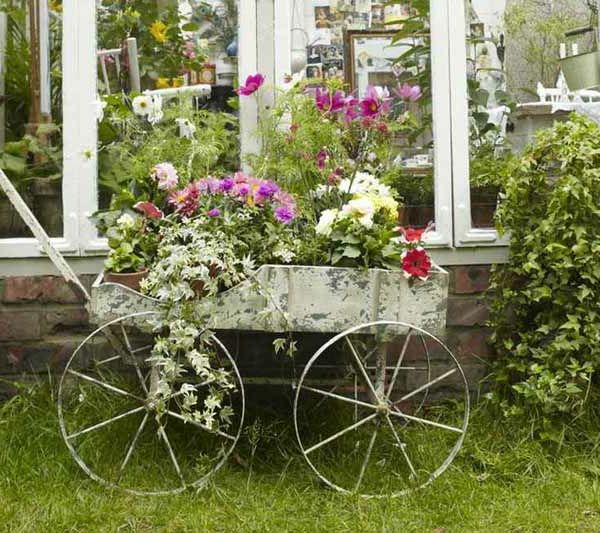 vintage-decoratie-voor-tuin- een karre met veel planten