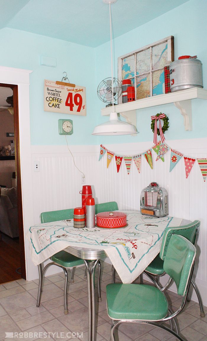 Vintage virtuvė, stalas su keturiais kėdėmis, termosas, pasaulio žemėlapis, ventiliatorius, šviesoforas