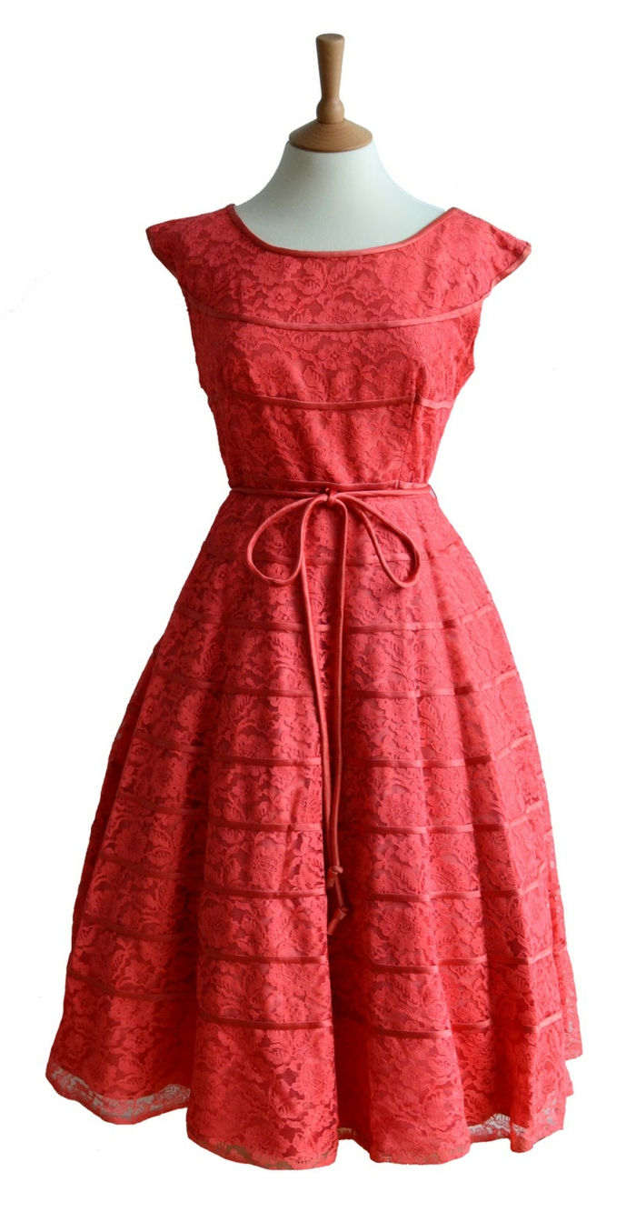 vintage klær-interessant-bilde-av-en-rød-kjole