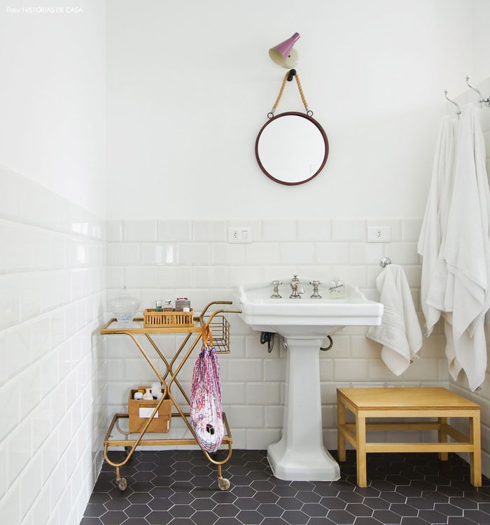 Derlius vonios kambarys, mediniai baldai, retro veidrodis, juodos ir baltos plytelės