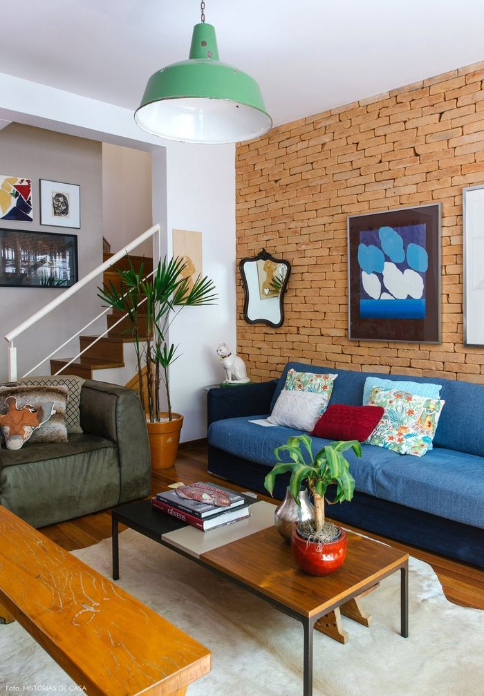 Meno stiliaus idėjos, svetainė, mėlyna sofa su dekoratyvinėmis pagalvėlėmis, kambariniai augalai, mediniai suolai ir stalas