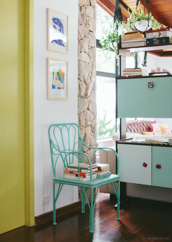 Vintage interjero dizaino idėjos, mėlyna medinė kėdė, paveikslai ant sienos, kambariniai augalai, mėlynos spintelės