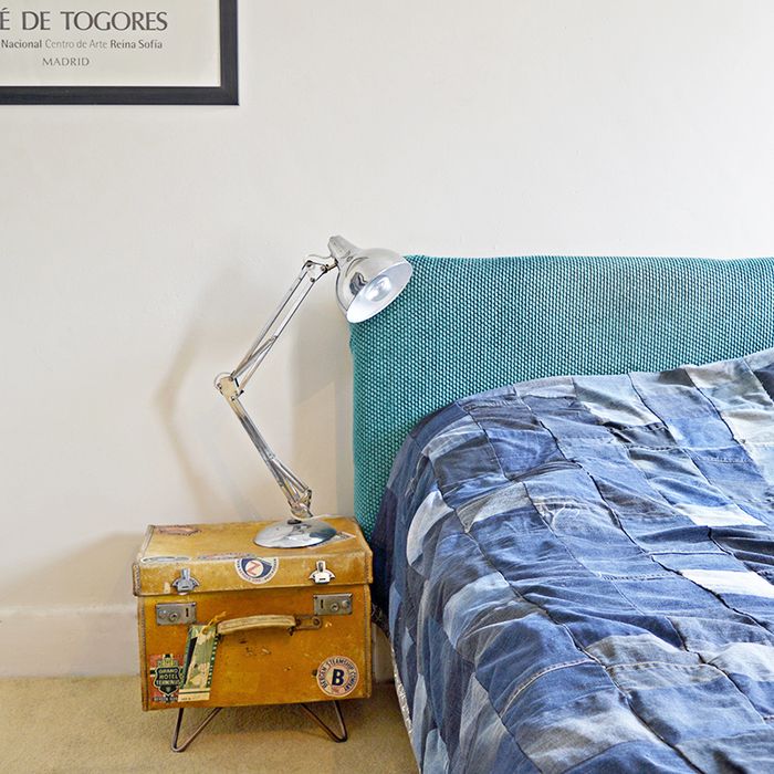 Vintage interjero dizaino idėjos, naktiniai staleliai, lova, mėlyna lova