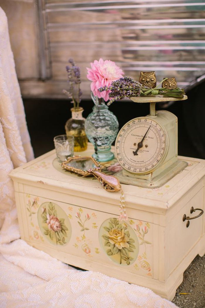 Mobili vintage, cassetto decorato con rose, vasi di vetro, scaglie, orologi e specchi
