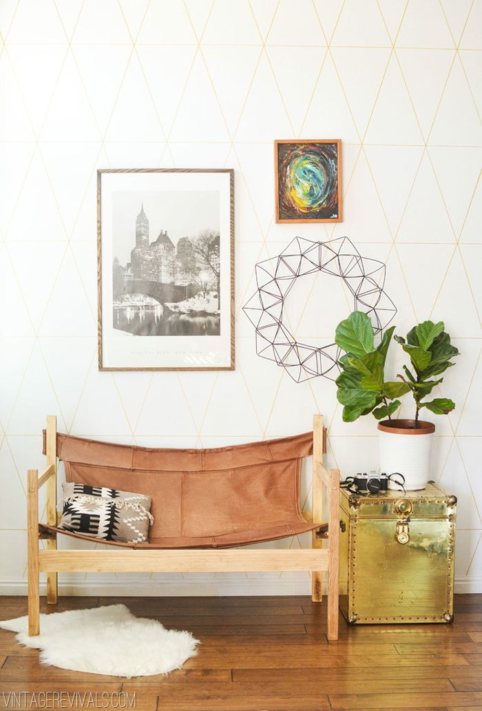 Vintage stendas, nuotraukos ant sienos, kambarinių augalų, dekoratyvinės pagalvės, puikios interjero dizaino idėjos